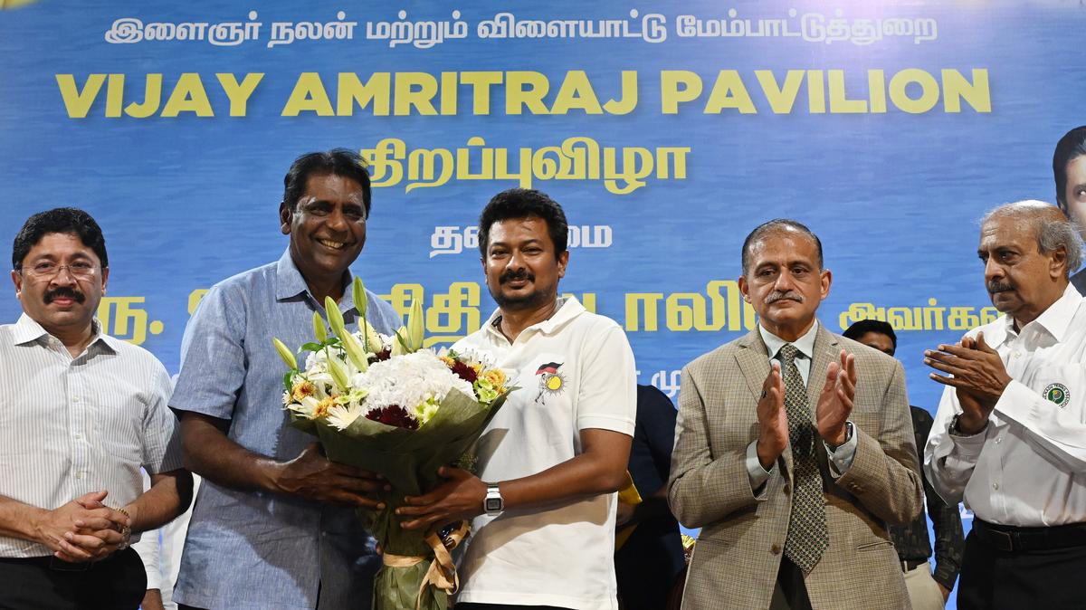 Amritraj (thứ hai từ trái sang) được Phó Thủ hiến bang Tamil Nadu Udhyanidhi Stalin khen ngợi tại buổi ra mắt Vijay Amritraj Pavilion ở Chennai.